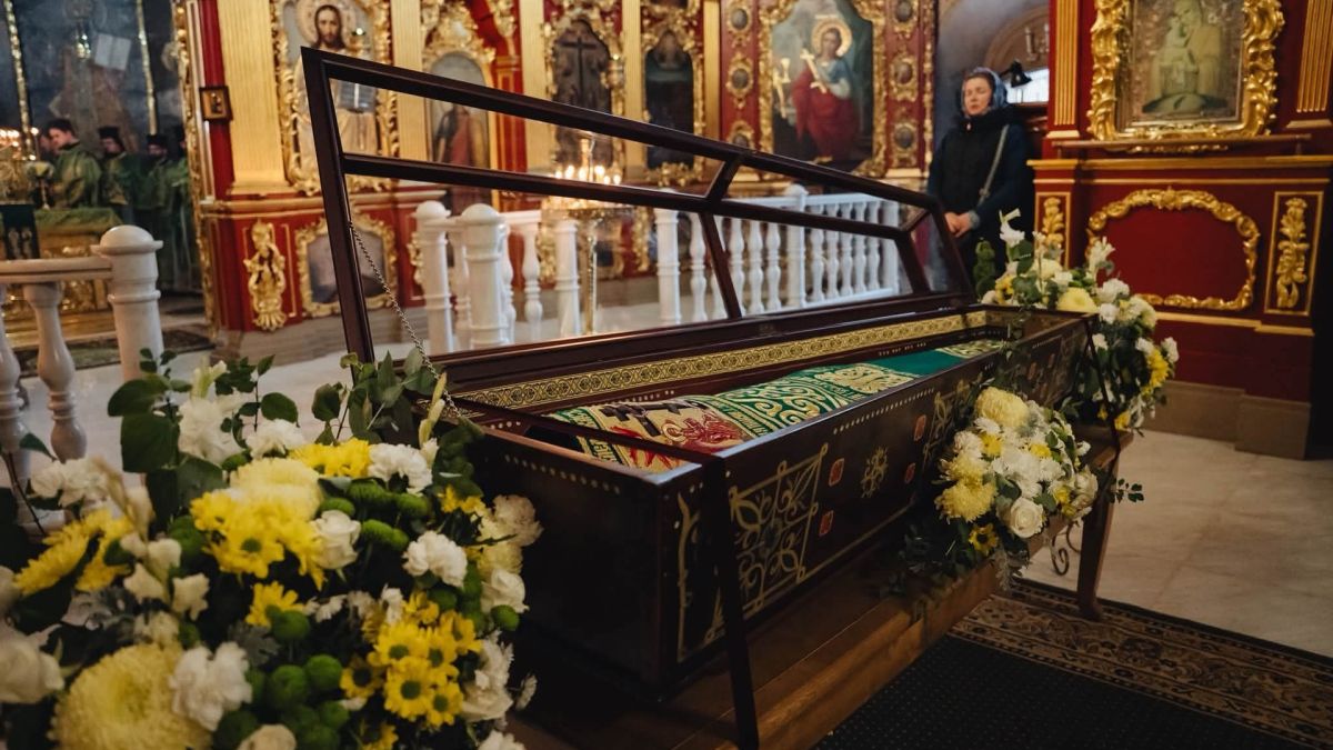 Рака з мощами Нестора Літописця з квітами в Хрестовоздвиженському храмі Києво-Печерської лаври на тлі іконостасу