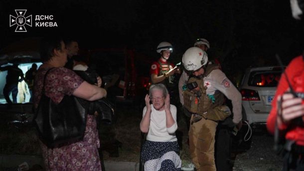 У Солом’янському районі відкрили штаб допомоги постраждалим від атаки 20 серпня Рятувальники ДСНС надають допомогу літній жінці біля місця ракетного удару в Києві, на землі уламки скла