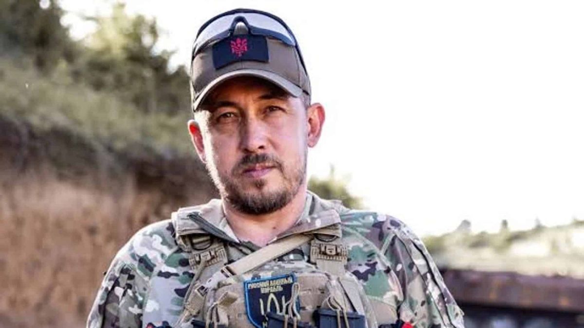 Командира 155-ї бригади підозрюють у викраденні й вбивстві двох людей Портрет Станіслава Лучанова в камуфляжній формі та кепці на тлі військової позиції