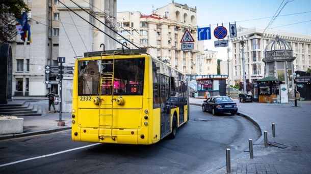 Тролейбус на вулиці Києва, затримка руху громадського транспорту через знеструмлення та ДТП