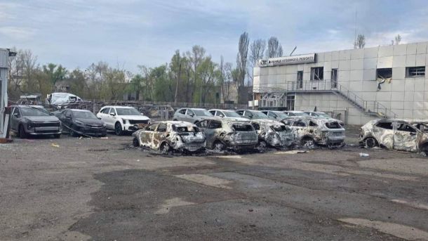 Згорілі автомобілі на парковці «УкрАвто Груп» на проспекті Бандери після ракетного удару 16 квітня 2026 року