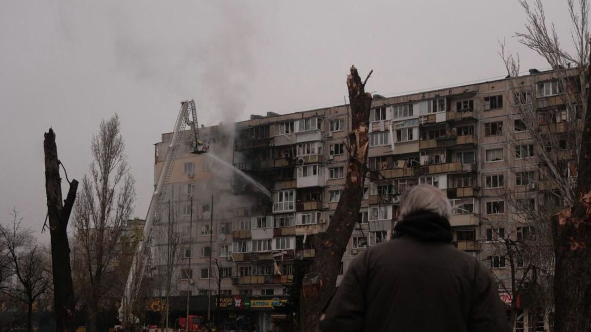 Пів мільйона киян без світла після обстрілу: 6 районів знеструмлені Рятувальники гасять пожежу в будинку після російського удару