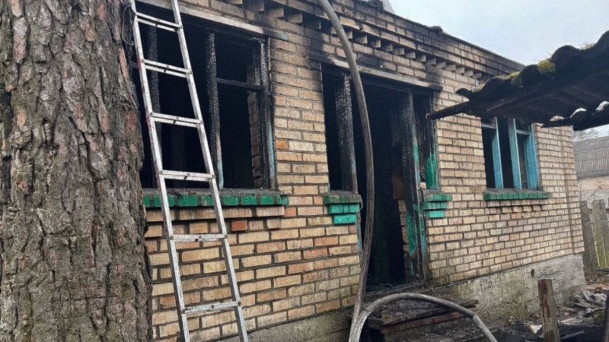 Обгорілий будинок