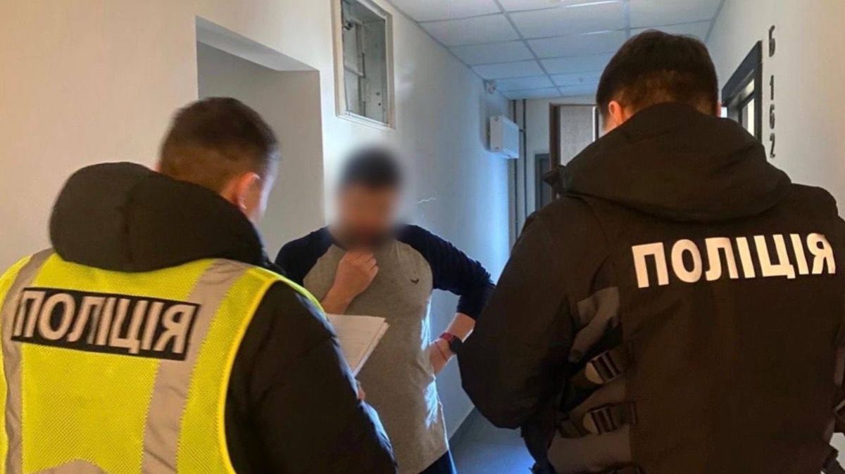 Поліцейські НПУ під час затримання посадовця КП «Київтеплоенерго» у справі розтрати 400 тисяч гривень