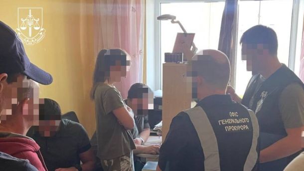 НАБУ викрило корупцію на 29 млн грн при закупівлі ПЗ для Мінсоцполітики Обкрадені особи у кабінеті поліції під час розслідування злочину. Служитель правоохоронних органів проводить бесіду з затриманими, демонструючи процес розслідування у Києві.