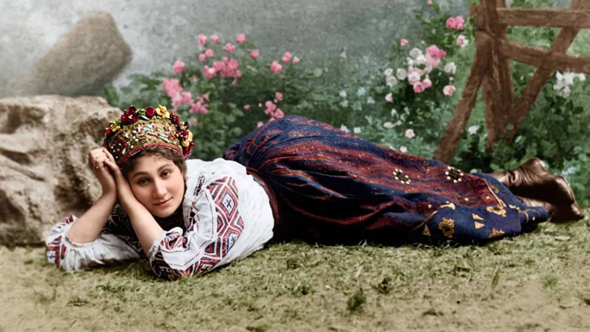У Києві відзначили 172-річчя Марії Заньковецької Архівне фото Марії Заньковецької у народному вбранні та вінку, кольоризоване за допомогою штучного інтелекту