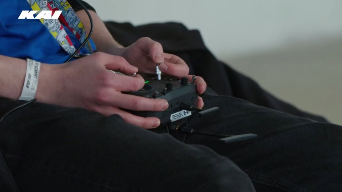 Руки пілота тримають пульт керування FPV-дроном під час студентських змагань Kyiv Drone Racing 2026 у Києві