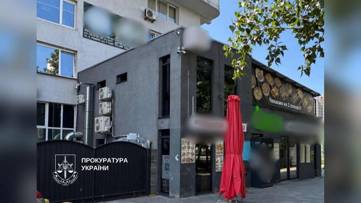 Двоповерхова прибудова до бізнес-центру на вулиці Лариси Руденко в Києві, зведена без дозволів на комунальній землі у 2020 році