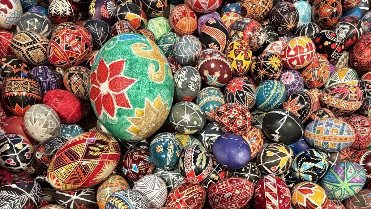 Різнокольорові українські писанки з традиційними орнаментами різних регіонів — на фестивалі писанок у Солом'янському районі Києва 8 квітня 2026 року