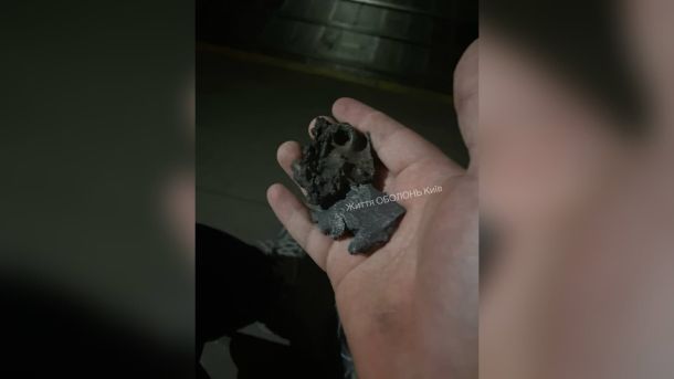 Після нічної балістичної атаки на Київ мешканці Оболоні виявляють уламки ракет на вулицях та у дворах. Рятувальники та поліція закликають киян не торк