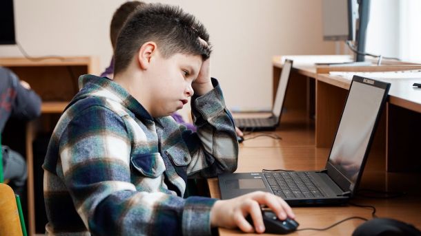 Учні київської школи на занятті у класі, навчальний процес під час війни