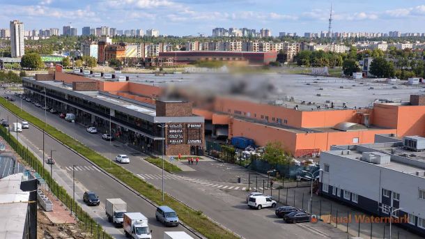 Торговий комплекс Lavina Mall у Києві з висоти: над дахом магазину Auchan Біличі видно дим після нічної атаки