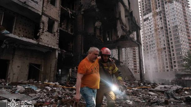 Рятувальники ДСНС працюють біля зруйнованої дев'ятиповерхівки в Подільському районі Києва після атаки вночі 6 липня — 9 загиблих, 43 поранених