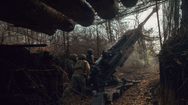 Українські військові на бойовій позиції десь в лісосмузі роблять постріл з бойової машини