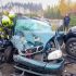 Рятувальники ДСНС працюють біля розбитого легкового авто після ДТП поблизу села Феневичі на Вишгородщині
