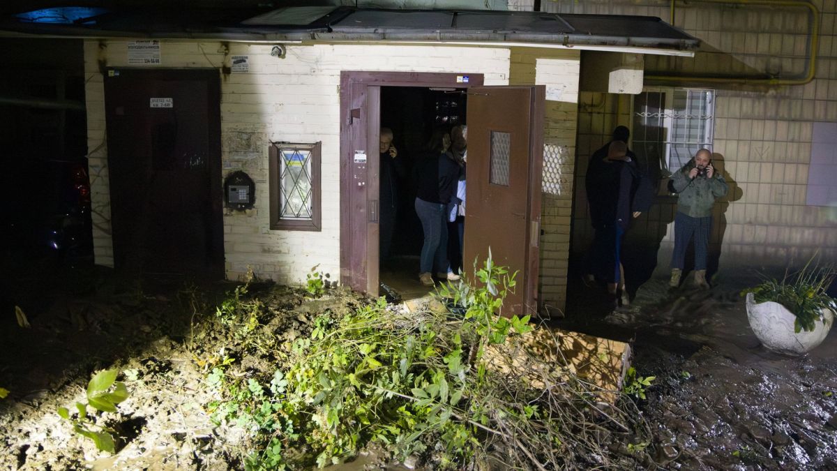 Прорив водогону на Печерському узвозі, 10: ДСНС показала наслідки Вхід в під'їзд багатоповерхівки, засипаний гілками дерев і багнюкою