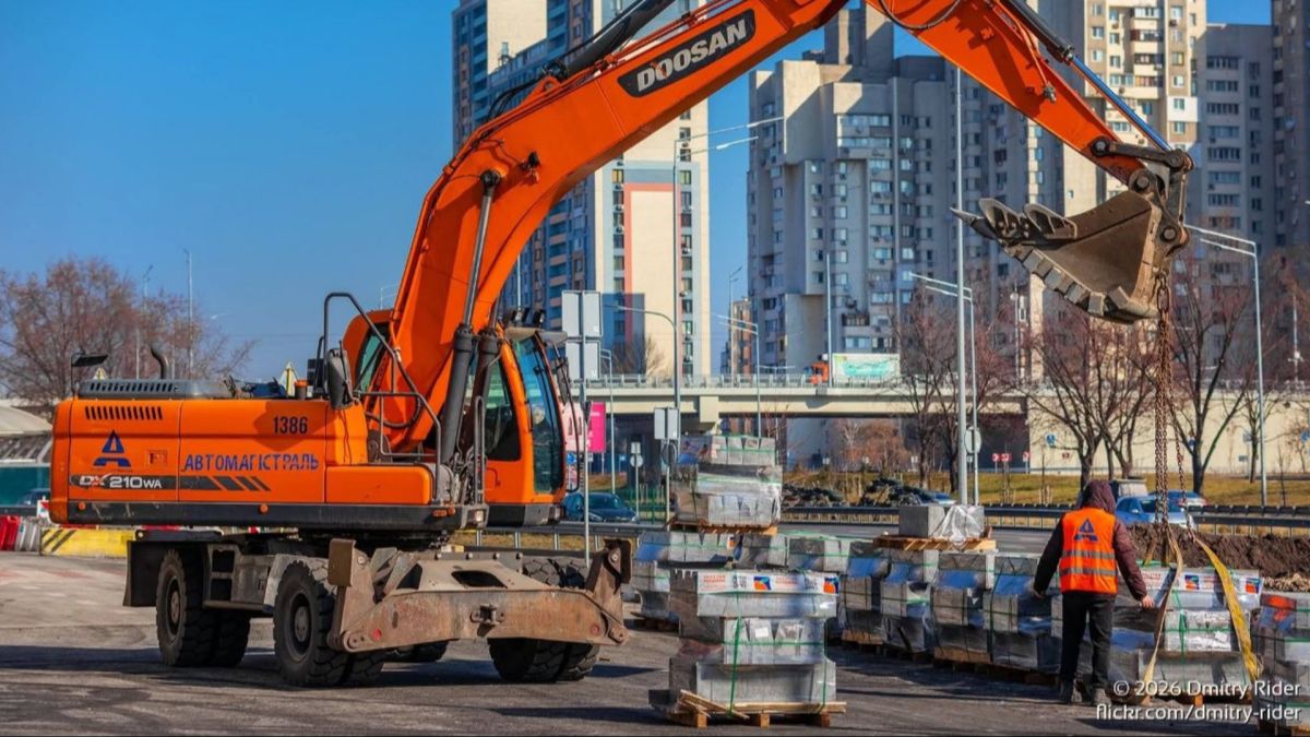 Ремонтні роботи на вулиці Богатирській в Оболонському районі Києва: укладено чорновий асфальт, монтують бордюри