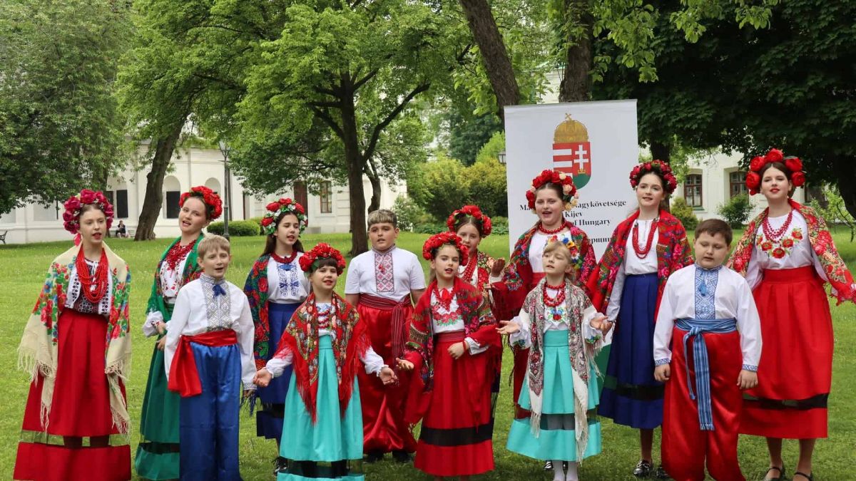 Діти у вишиванках і народних строях виступають на церемонії закладення Алеї київських князівен у Національному заповіднику «Софія Київська» на тлі банера Посольства Угорщини