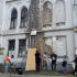 Волонтери і активісти під час толоки закривають пошкоджені вікна та прорізи OSB-плитами на фасаді Садиби Терещенків — пам'ятки архітектури у Києві