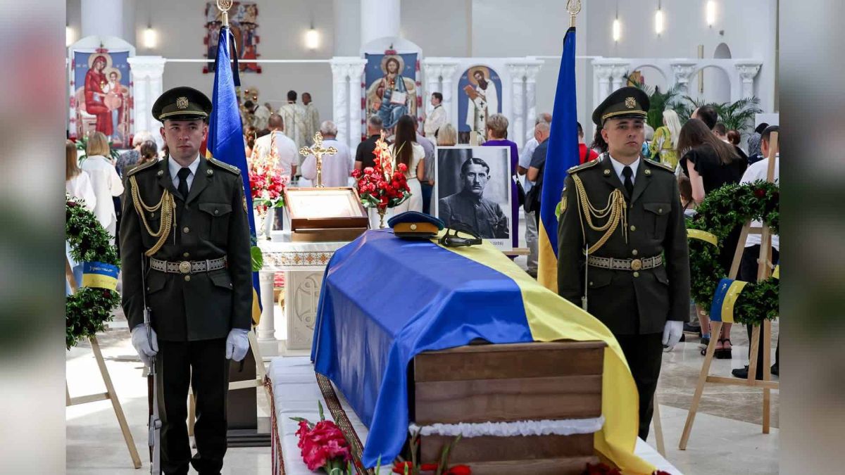Пластуни Київщини попрощалися з полковником Коновальцем Учасники церемонії прощання з полковником Євгеном Коновальцем у Патріаршому соборі УГКЦ в Києві