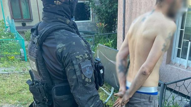 Начальника управління освіти Святошинської РДА судитимуть за збитковий ремонт шкільної вентиляції Поліцейські під час обшуку вилучили 30 кг і 200 літрів наркотиків у наркосиндикаті, що діяв у 5 областях України