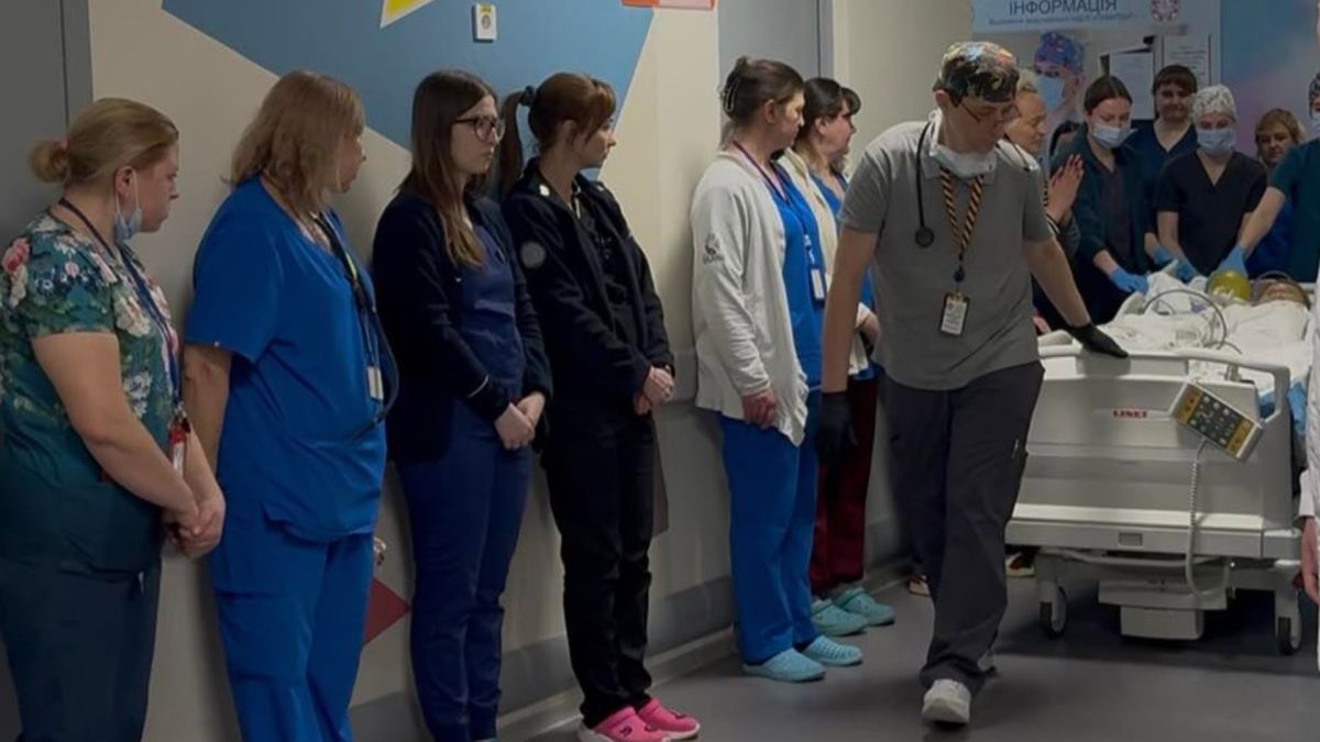 Медичні працівники Охматдиту провели коридор пошани для 13-річного посмертного донора Івана