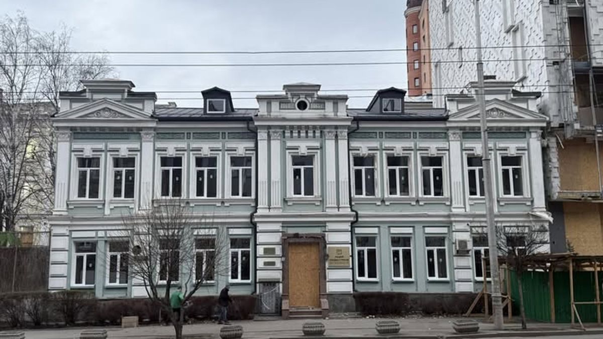 Фасад садиби Міллера на Жилянській, 38 у Києві після відновлення вікон, пошкоджених ракетним ударом 2025 року