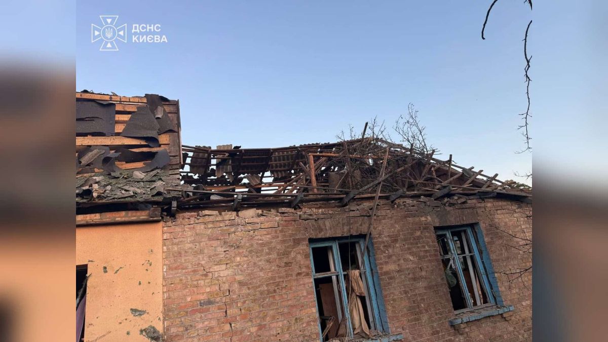Рятувальники ДСНС Києва на місці пошкоджень у приватному секторі Святошинського району після атаки 29 серпня