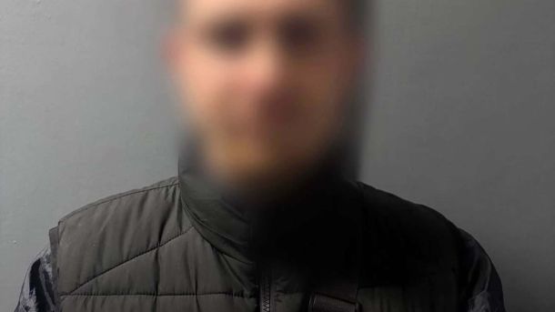 Поліцейські затримують 30-річного грабіжника-рецидивіста у Дніпровському районі Києва, який зірвав золотий ланцюжок із шиї жінки