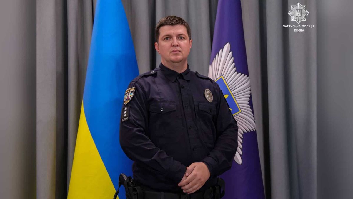 Патрульні затримали зловмисника, який поранив жінку у шию Інспектор СОБ Денис Ящук надає домедичну допомогу пораненій жінці на вулиці Києва — поранення шиї та кровотеча