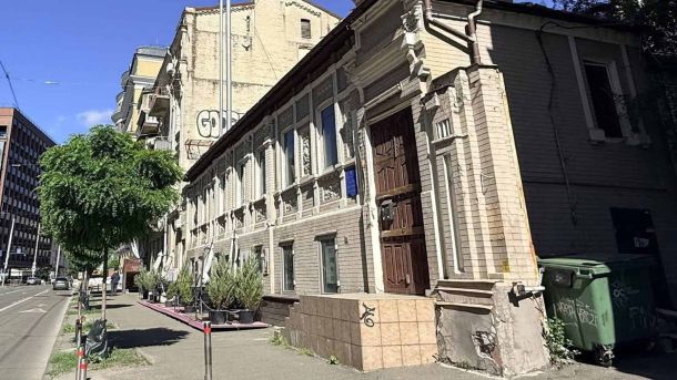 «Андріївський плаза» відмовила заповіднику у таблиці про літописця Закревського Історичний будинок на вулиці Саксаганського, 38 у Києві — об’єкт культурної спадщини з декором у стилі історизм і неоренесансу