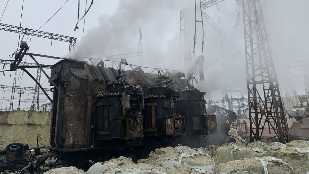 Пошкоджене електрообладнання з димом серед металевих конструкцій і землі