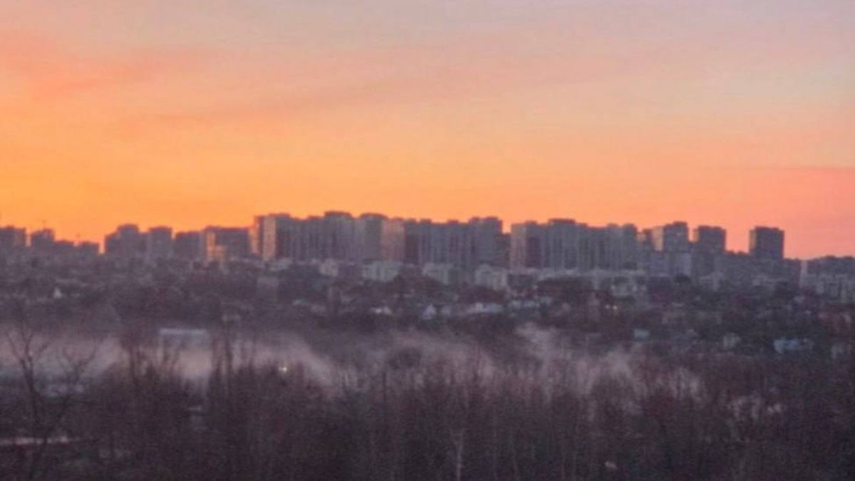 Промислова зона Подільського району Києва на тлі міського пейзажу із серпанком від забруднення повітря