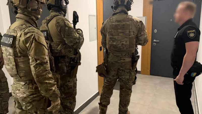 Правоохоронці під час обшуків у шахраїв, які організували схему псевдоінвестування та ошукали чехів на 1,6 млн грн
