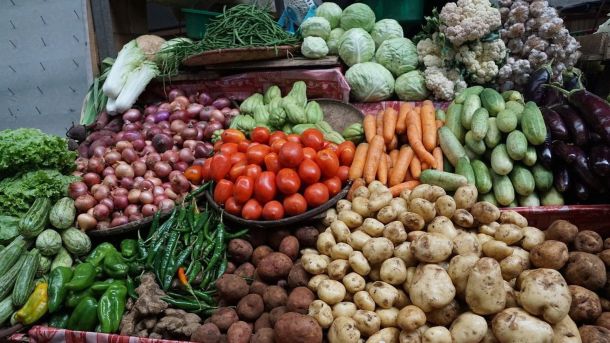 Продукти на ринку: картопля, помідори, морква і огірки