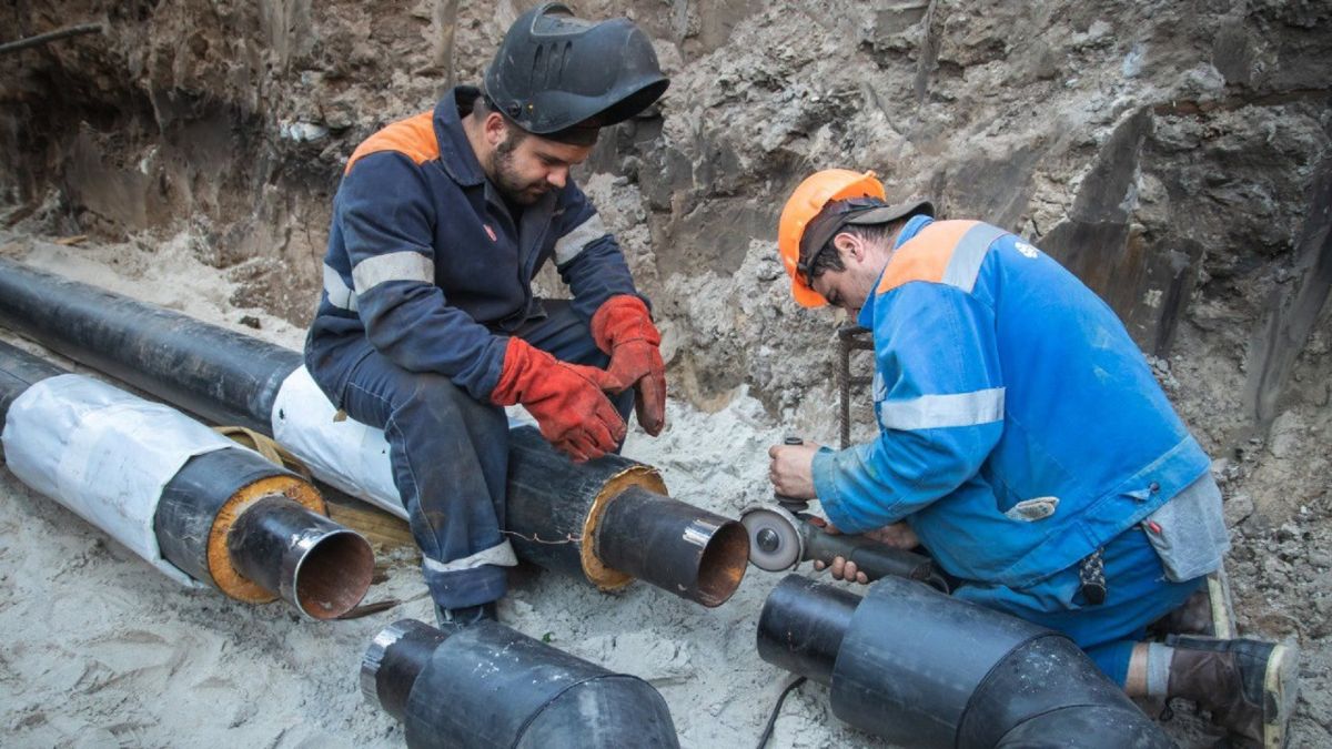 Комунальники ремонтують пошкоджені труби теплопостачання для відновлення опалення в будинках Києва