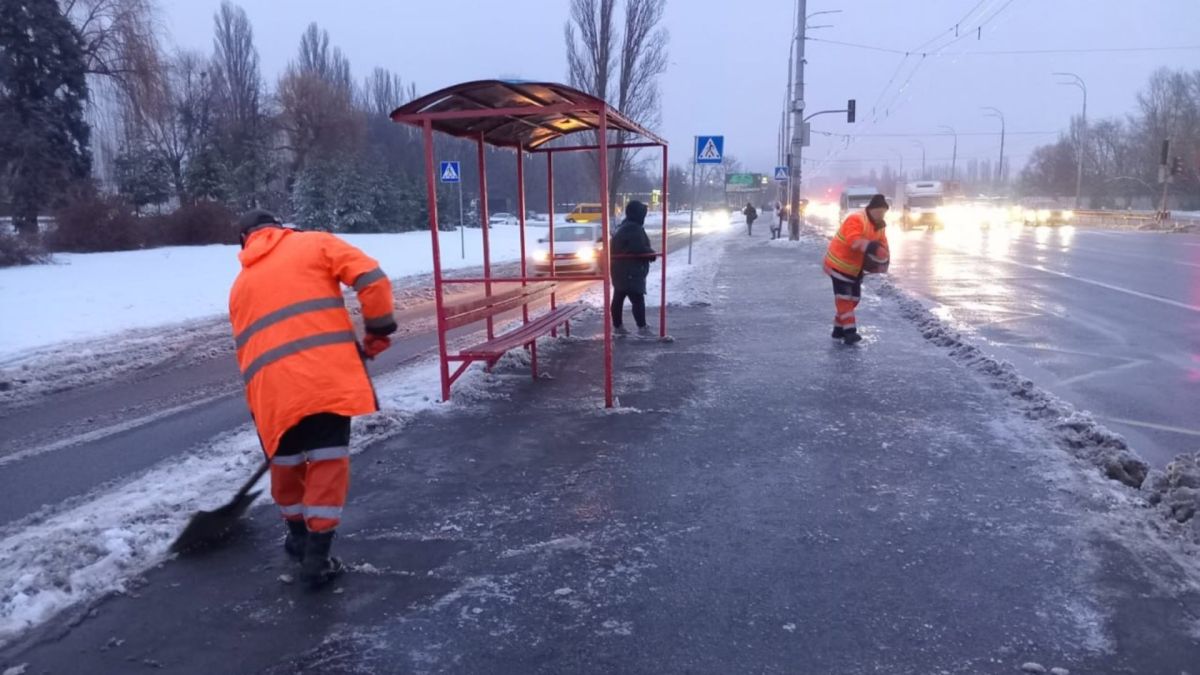 У Києві 289 одиниць спецтехніки «Київавтодору» прибирають вулиці від снігу Працівники комунальної служби очищають дорогу від снігу
