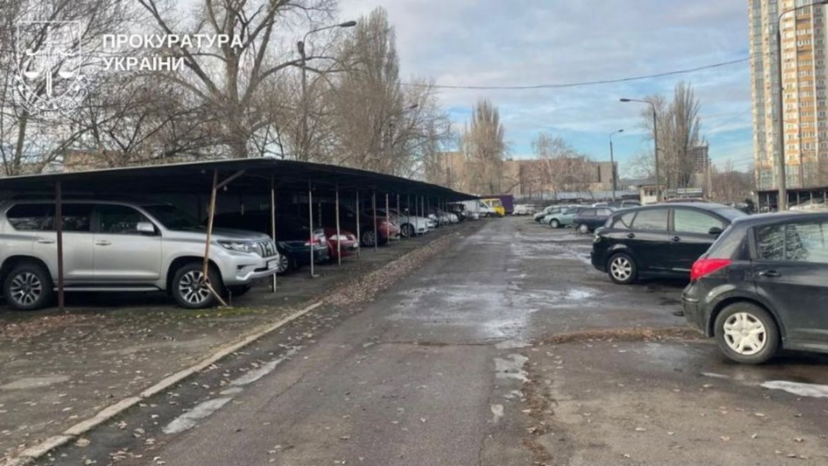 У Дніпровському районі через суд зупинили захоплення 5 гектарів землі Велика кількість запаркованих автомобілів