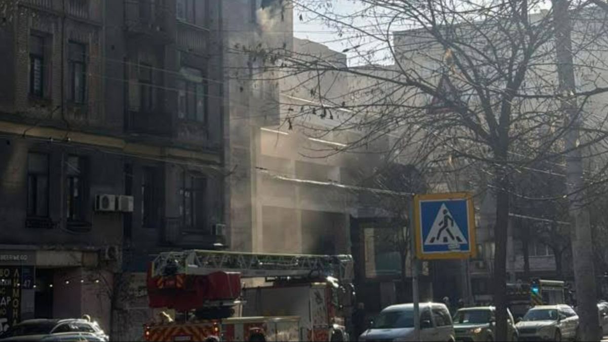 Пожежна техніка біля задимленого павільйону «Квіти України» на вулиці Січових Стрільців у Києві