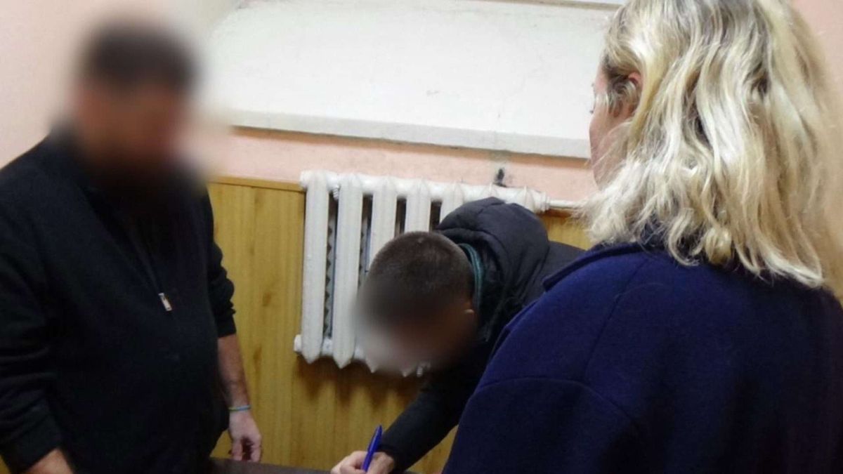 Жінка та два чоловіки у приміщенні, обличчя розмиті