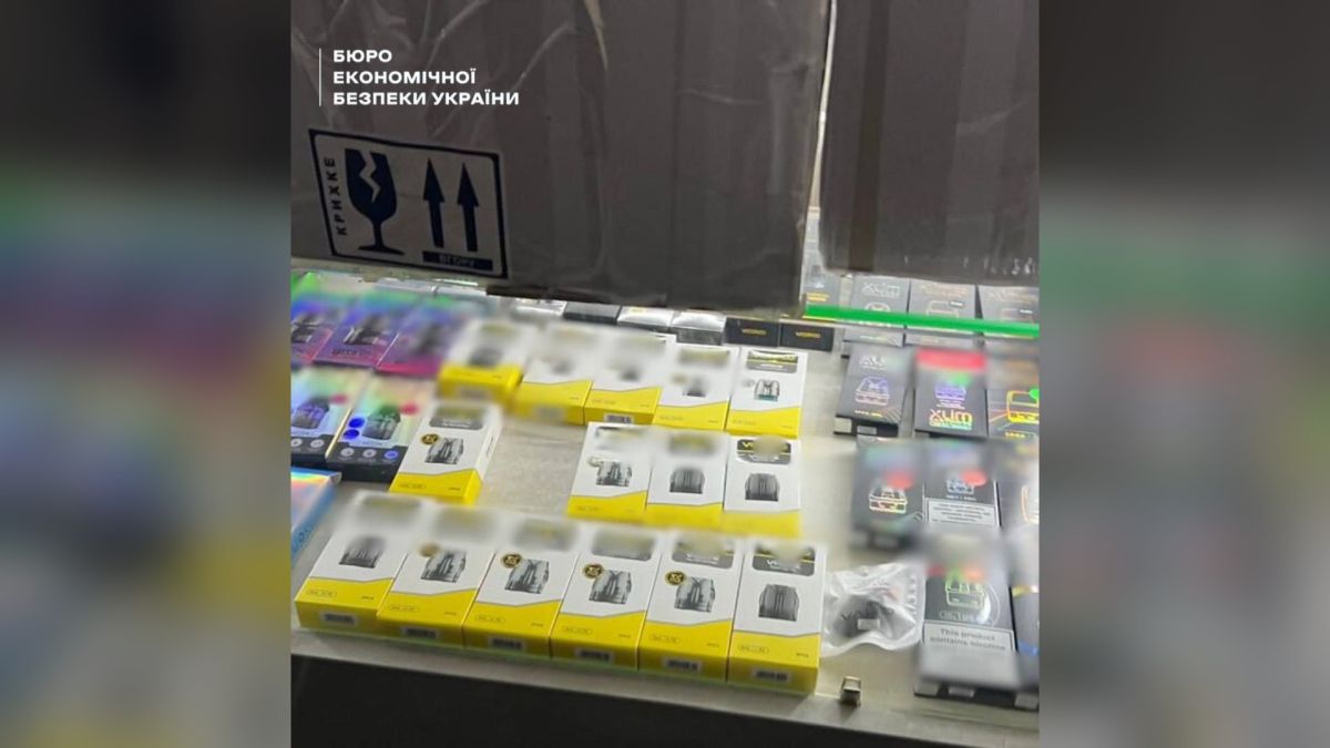 Вилучені електронні сигарети, картриджі та упаковки на полиці під час слідчих дій детективів БЕБ у Києві