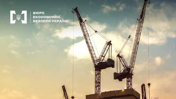 Будівельні крани на фоні хмарного неба — ілюстрація до справи про ухилення від ПДВ при відновлювальних роботах багатоквартирних будинків