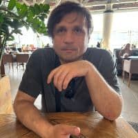 чоловік в кафе