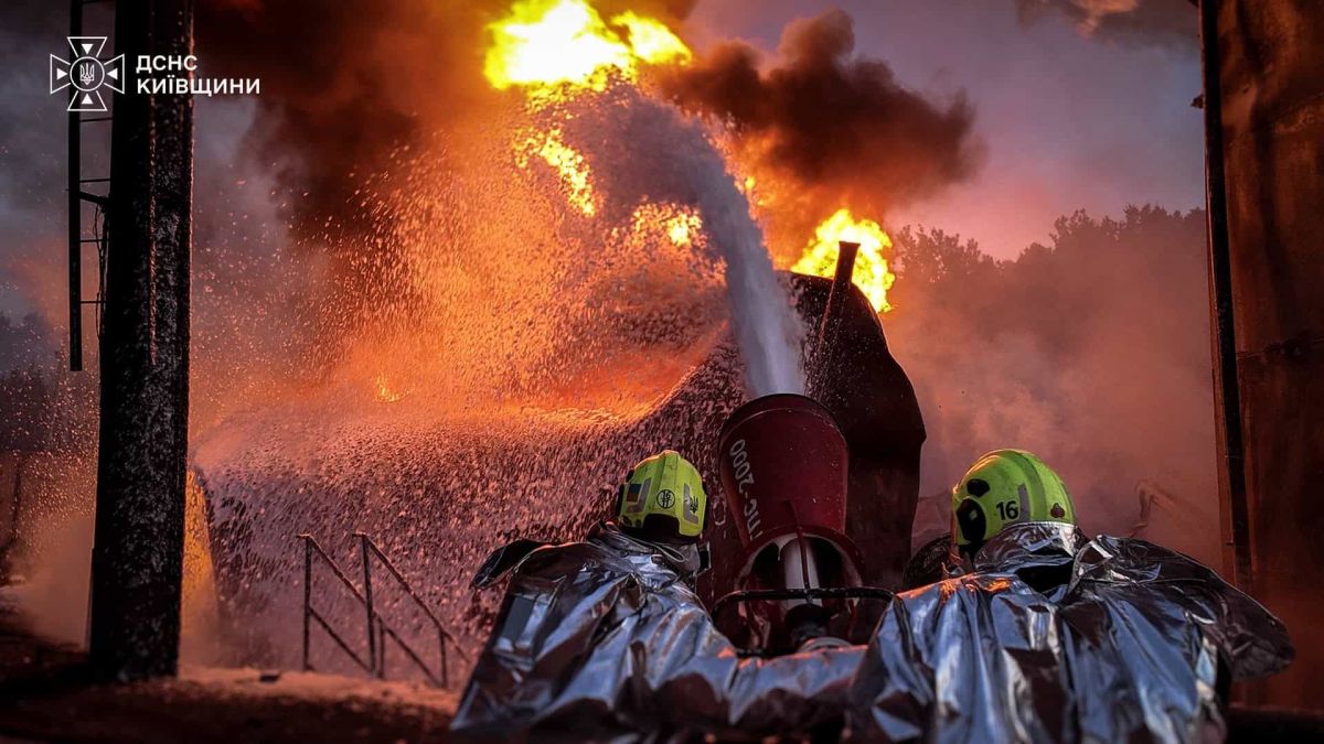 Пожежа у Фастівському районі – рятувальники локалізували вогонь Рятувальники ДСНС гасять масштабну пожежу на інфраструктурному об'єкті у Фастівському районі після ворожого удару