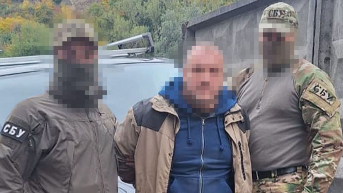 СБУ: затримано у Києві російського агента, що коригував удари по Київщині та Полтавщині Співробітники СБУ і затриманий ними чоловік