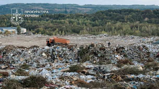 Несанкціоноване сміттєзвалище у Голосіївському районі Києва — вантажівка на фоні гір будівельного та побутового сміття на землях різного цільового призначення