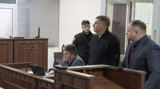 Ігор Миронюк в залі суду біля своїх адвокатів