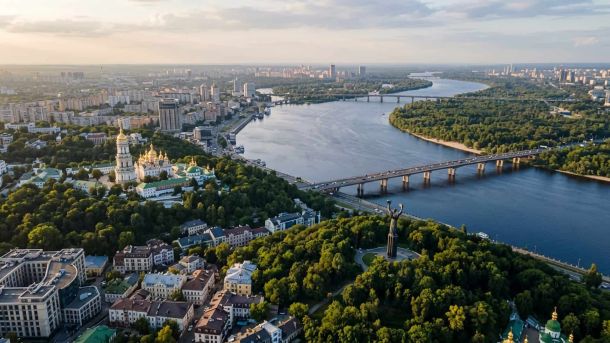 Ворожіння на кістках і штучний інтелект: що їх ріднить Панорама Києва з висоти: Дніпро, мости і зелені схили правого берега