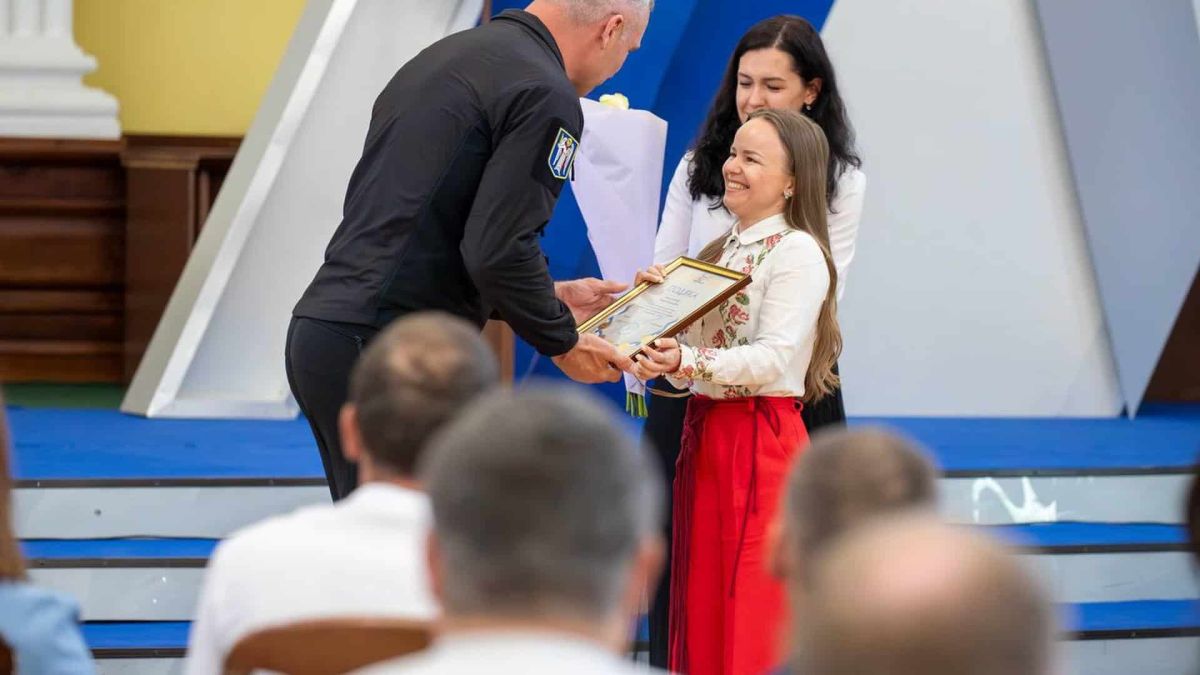 Заступник голови КМДА вручає грамоту переможниці конкурсу «Учитель року-2026» на урочистій церемонії з нагоди Дня Києва