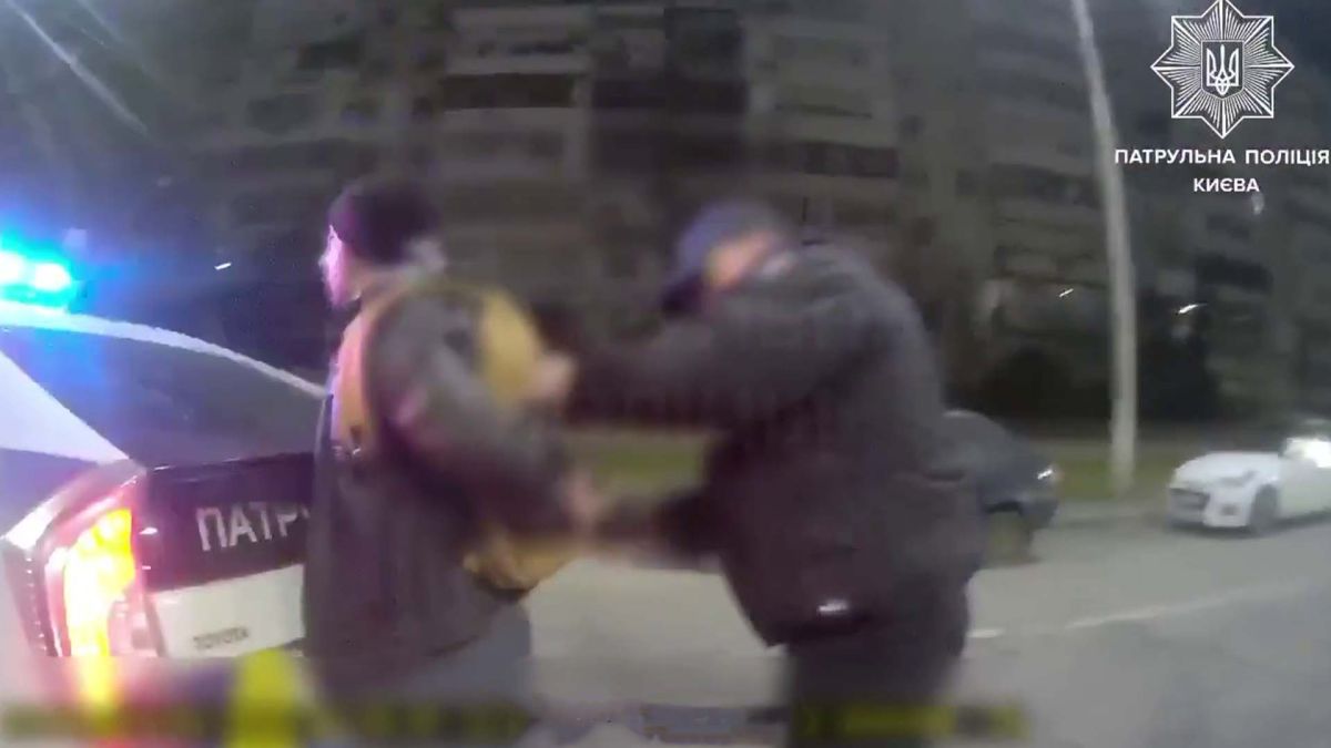 Патрульні поліцейські затримують підозрюваного у нічному нападі з ножем на проспекті Червоної Калини у Києві